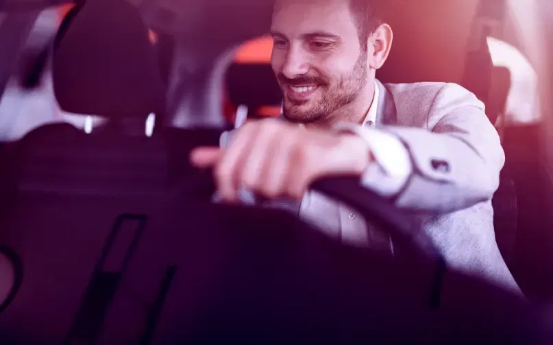 مميزات طلب سيارة أجرة مع جيني راحة البال، وسائقون موثوق بهم، ودعم على مدار الساعة