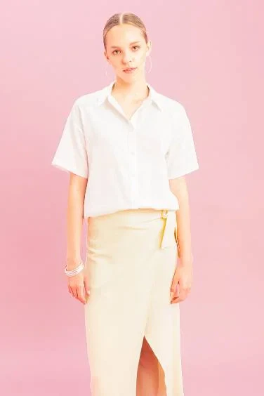 قميص نص كم اوفر سايز ذو مظهر كتاني