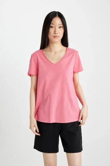 تي شيرت نص كم برقبة V قصة عادية