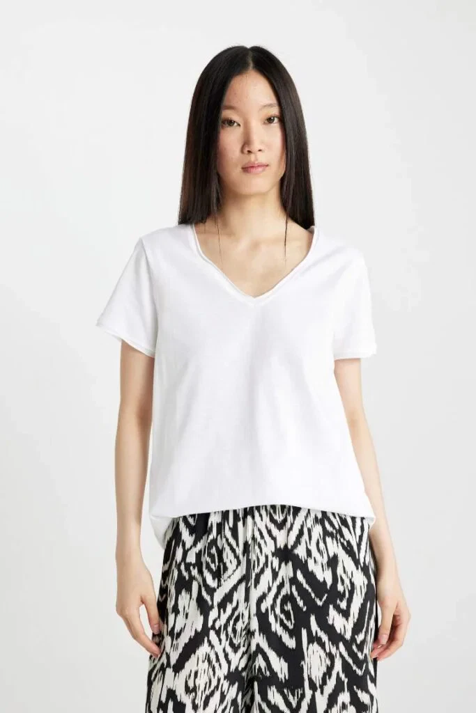 تي شيرت نص كم برقبة V قصة عادية