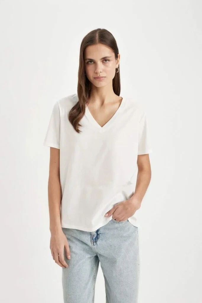 تي شيرت نص كم برقبة V قصة عادية