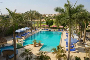 داي يوز على حمام السباحة مع وجبات متنوعة في ڤيراندا كافيه - بداخل فندق كلوب هاوس، مدينة العبور!